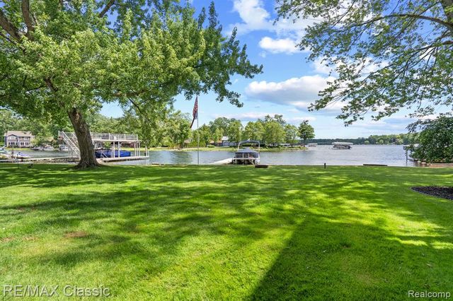 5286 Edgelake Drive, Pinckney, MI 48169