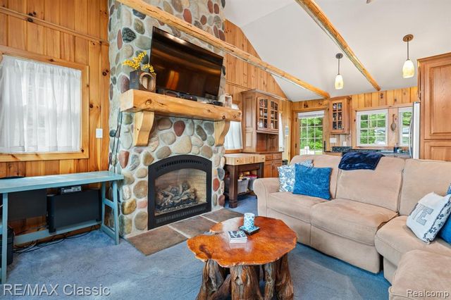 5286 Edgelake Drive, Pinckney, MI 48169