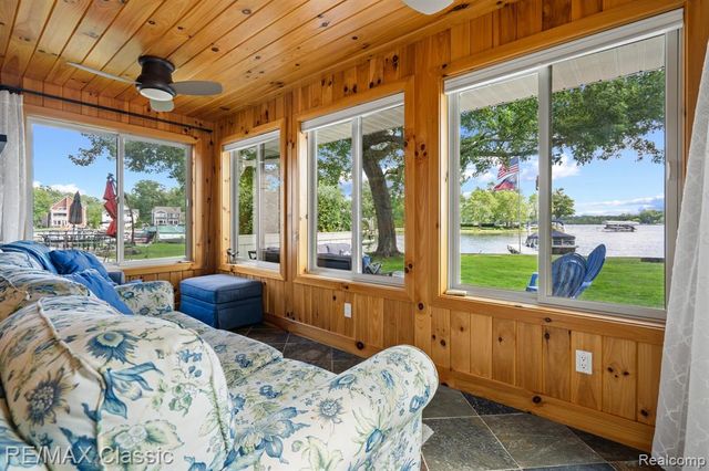 5286 Edgelake Drive, Pinckney, MI 48169