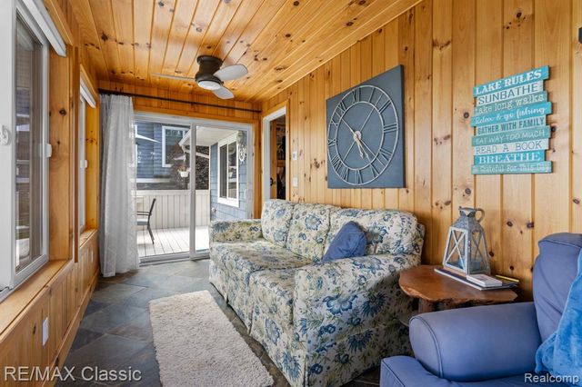 5286 Edgelake Drive, Pinckney, MI 48169