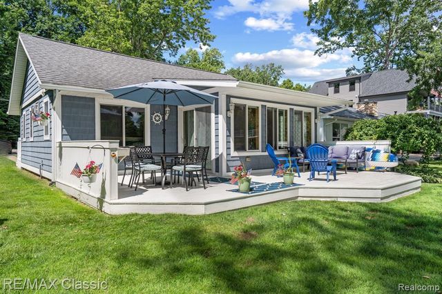 5286 Edgelake Drive, Pinckney, MI 48169