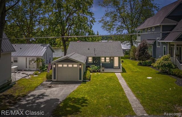 5286 Edgelake Drive, Pinckney, MI 48169