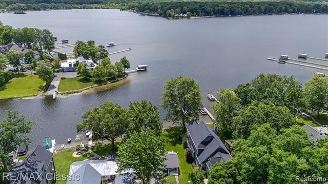5286 Edgelake Drive, Pinckney, MI 48169