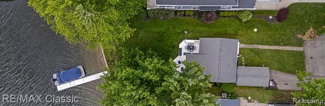 5286 Edgelake Drive, Pinckney, MI 48169