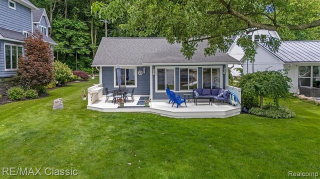 5286 Edgelake Drive, Pinckney, MI 48169