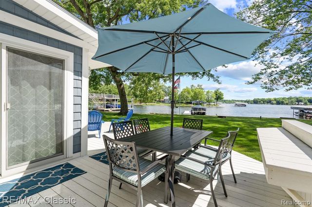 5286 Edgelake Drive, Pinckney, MI 48169