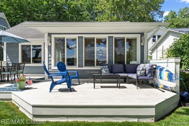5286 Edgelake Drive, Pinckney, MI 48169