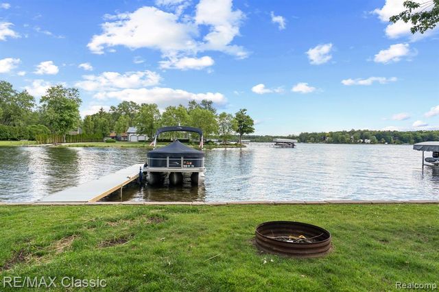5286 Edgelake Drive, Pinckney, MI 48169