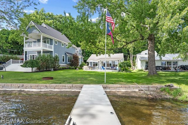 5286 Edgelake Drive, Pinckney, MI 48169