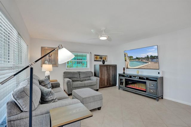 935 SE 9th Ave 16, Pompano Beach, FL 33060