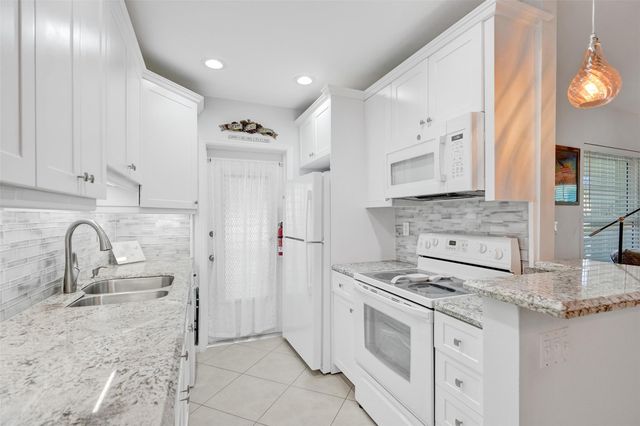 935 SE 9th Ave 16, Pompano Beach, FL 33060