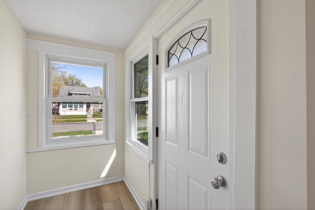 1627 Thomas Avenue N, Minneapolis, MN 55411