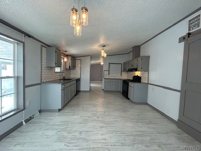 901 Hollywood Drive, Lockport Town, NY 14094