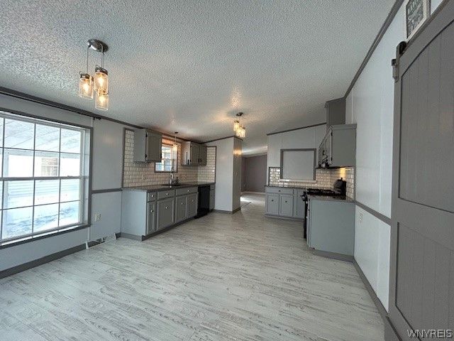 901 Hollywood Drive, Lockport Town, NY 14094