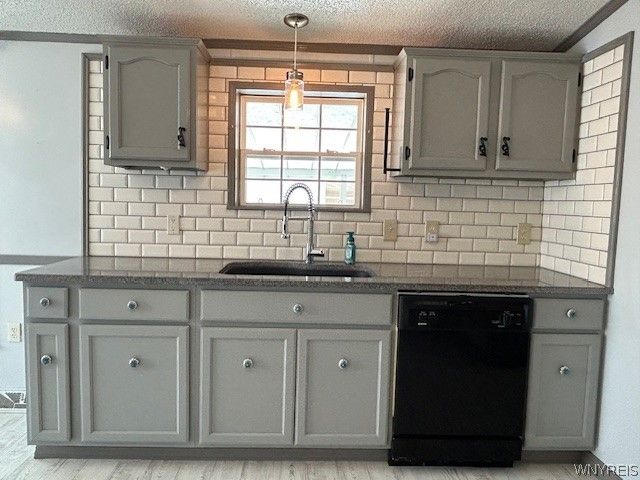 901 Hollywood Drive, Lockport Town, NY 14094