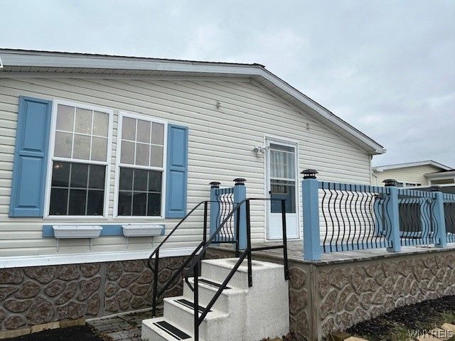 901 Hollywood Drive, Lockport Town, NY 14094