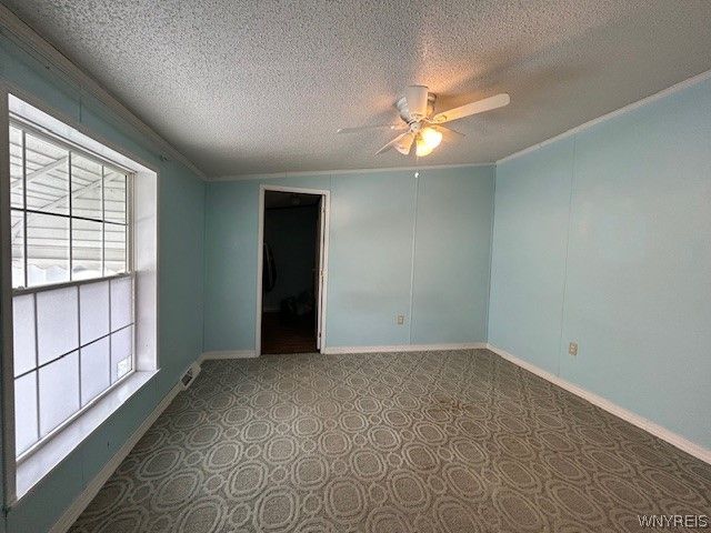 901 Hollywood Drive, Lockport Town, NY 14094