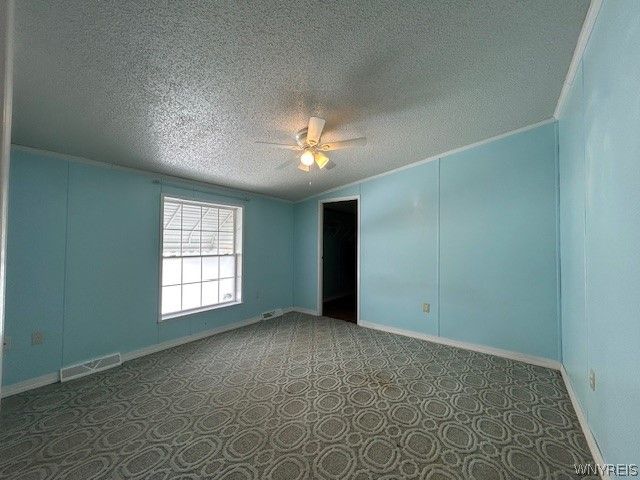 901 Hollywood Drive, Lockport Town, NY 14094