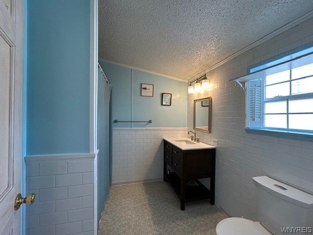 901 Hollywood Drive, Lockport Town, NY 14094