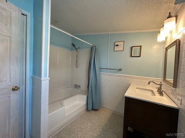 901 Hollywood Drive, Lockport Town, NY 14094