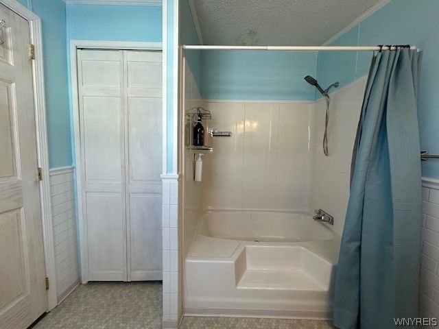 901 Hollywood Drive, Lockport Town, NY 14094