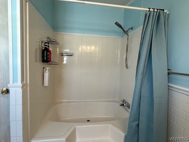 901 Hollywood Drive, Lockport Town, NY 14094