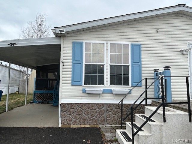 901 Hollywood Drive, Lockport Town, NY 14094