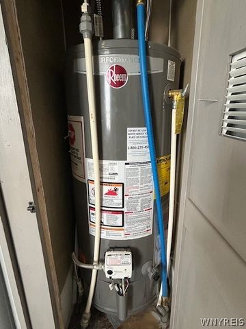 901 Hollywood Drive, Lockport Town, NY 14094