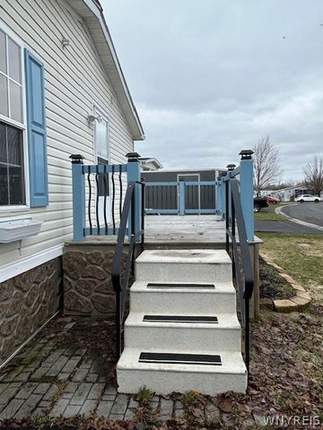 901 Hollywood Drive, Lockport Town, NY 14094