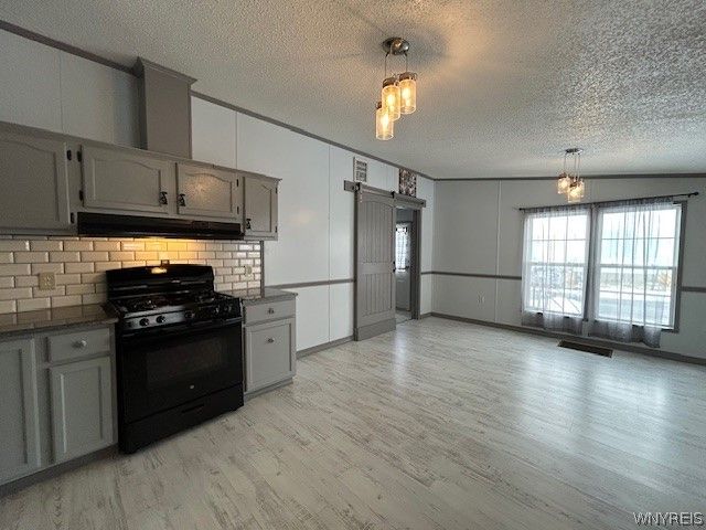 901 Hollywood Drive, Lockport Town, NY 14094