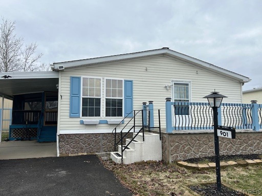 901 Hollywood Drive, Lockport Town, NY 14094