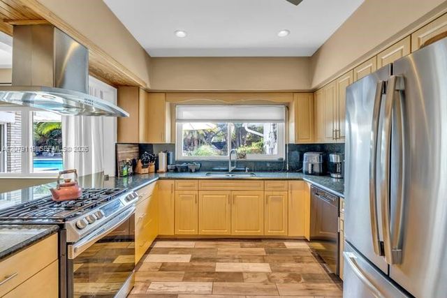 400 NE 2nd Street 1, Pompano Beach, FL 33060