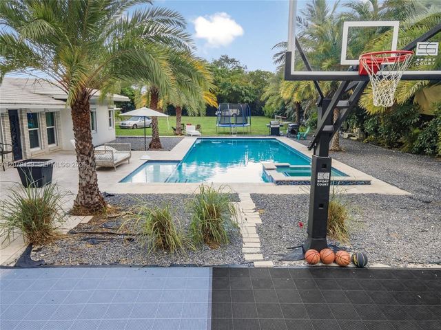 400 NE 2nd Street 1, Pompano Beach, FL 33060