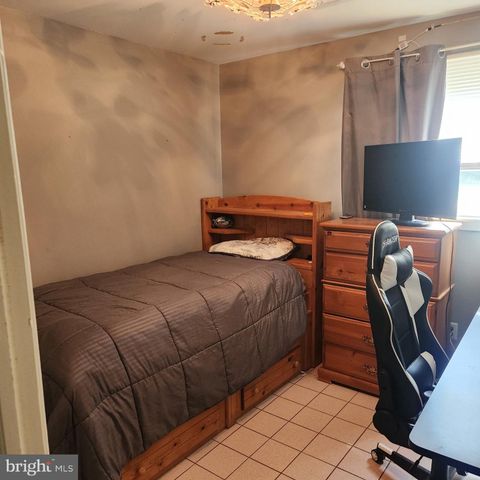 355 STONEHAVEN DR, Red Hill, PA 18076