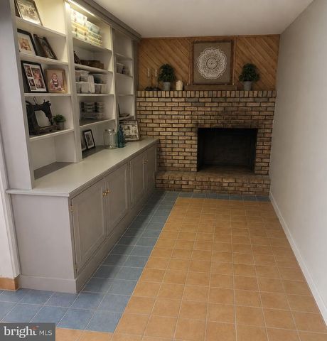 355 STONEHAVEN DR, Red Hill, PA 18076