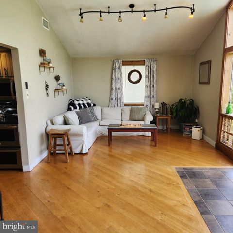 355 STONEHAVEN DR, Red Hill, PA 18076