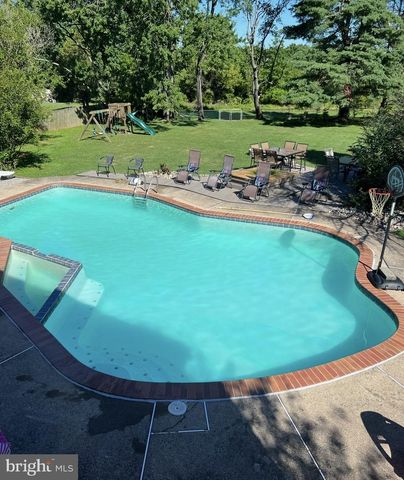 355 STONEHAVEN DR, Red Hill, PA 18076