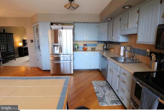 355 STONEHAVEN DR, Red Hill, PA 18076