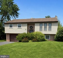 355 STONEHAVEN DR, Red Hill, PA 18076