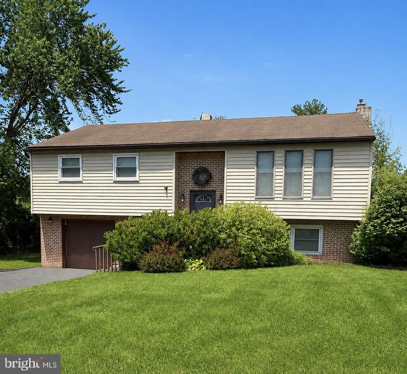 355 STONEHAVEN DR, Red Hill, PA 18076