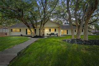 8210 Knottingham Drive, Woodway, TX 76712