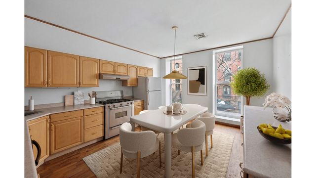 214 E 17TH Street, New York City, NY 10003