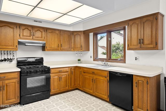 39 Brandywine Way, Middletown, NJ 07748