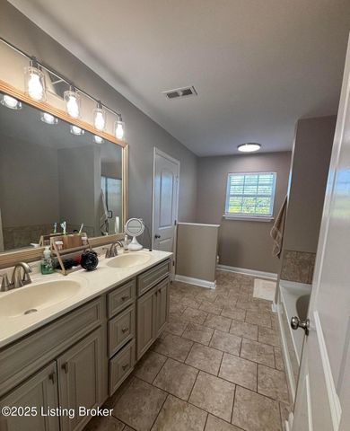 226 Sangria Dr, Vine Grove, KY 40175