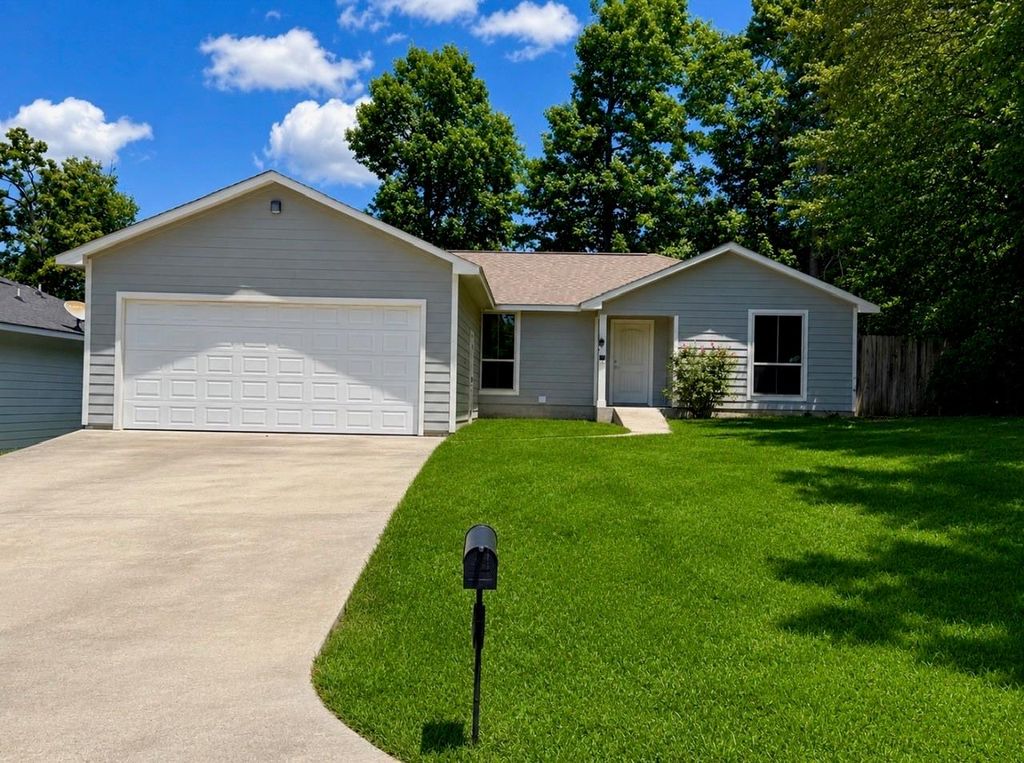 422 Pine Harbor Drive, Onalaska, TX 77360