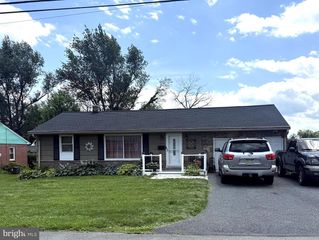 420 REDWOOD DR, Lancaster, PA 17603