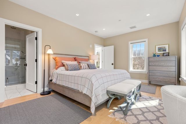 21 Crowninshield Rd 21, Brookline, MA 02446