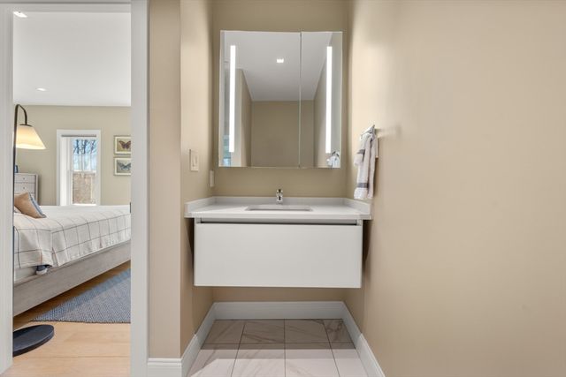 21 Crowninshield Rd 21, Brookline, MA 02446