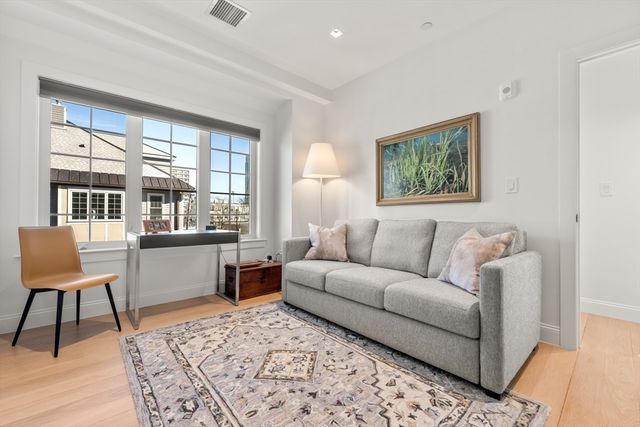 21 Crowninshield Rd 21, Brookline, MA 02446