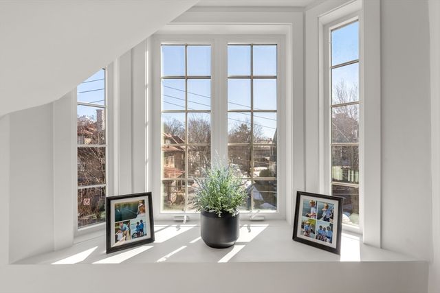 21 Crowninshield Rd 21, Brookline, MA 02446